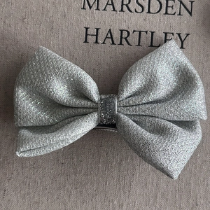Elegante zilveren glitter haarspeld voor meisjes met een sprankelende afwerking