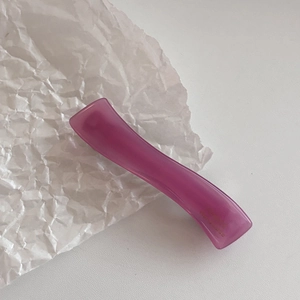 Pince à cheveux minimaliste en acétate violet avec lettrage Paris doré chic