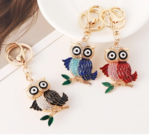 Détails des porte-clés chouette avec strass colorés et finition en émail brillant