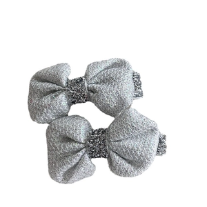 Glinsterende zilveren glitter dubbele haarstrik voor meisjes met een glanzende finish