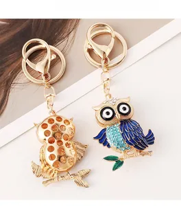 Détails avant et arrière du porte-clés hibou avec émail bleu et strass scintillants