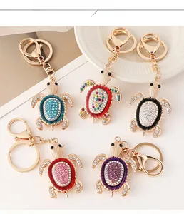 Détails des porte-clés tortue en strass disponibles en cinq couleurs avec base dorée