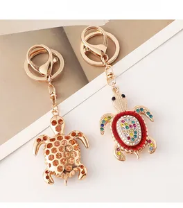 Détails du porte-clés tortue en cristal avec placage or et dos métallique alvéolé