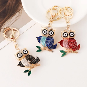 Porte-clés hibou avec strass et émail en bleu, rouge et noir, accessoire élégant