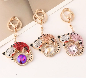 Détails de porte-clés tigre sertis de strass avec de grandes sphères de cristal