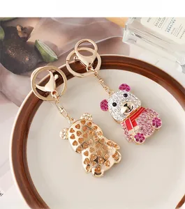 Vue détaillée du porte-clés ours strass double face avec accessoires de décoration