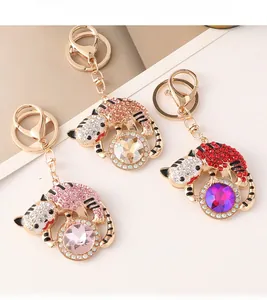 Vue détaillée des porte-clés tigre en strass, coloris rose, champagne et or rouge