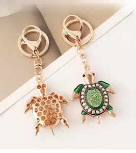 Détail du porte-clés tortue avec strass verts et structure en nid d'abeille au dos
