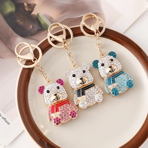 Porte-clés Ours en Peluche en Strass Minimaliste Alliage Ours Mignon Avec Écharpe Charme de Sac Pour Femme Bijoux de Mode Cadeau