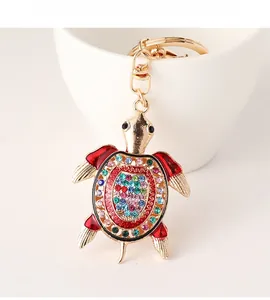 Détail du porte-clés tortue orné de strass colorés et finition en métal doré élégant