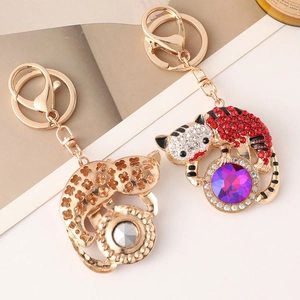 Porte-clés tigre mignon en métal doré avec strass colorés et grandes gemmes en cristal