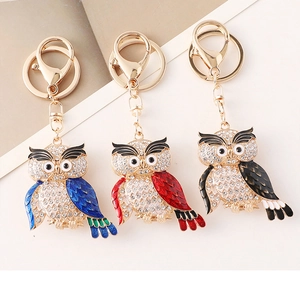 Vue détaillée de porte-clés hibou avec strass étincelants et ailes en émail coloré