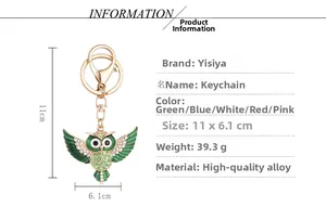 Vue détaillée du porte-clés hibou en émail vert montrant les dimensions de 11 x 6,1 cm