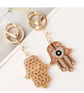 Vue détaillée avant et arrière du porte-clés main de Hamsa avec cœur en cristal scintillant
