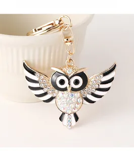 Détail du porte-clés hibou avec strass étincelants et finition en métal doré