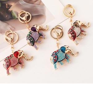 Détail de quatre porte-clés éléphants colorés avec émail et finition dorée