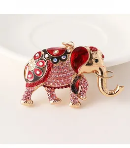 Détail du porte-clés éléphant doré avec strass roses et détails en émail coloré