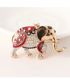 Vue macro d'un porte-clés éléphant doré avec cristaux étincelants et émail coloré