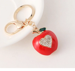 Gros plan du porte-clés pomme rouge avec strass cœur et fermoir mousqueton doré