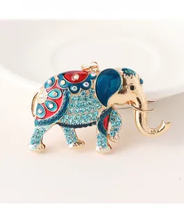 Détail d'un porte-clés éléphant doré avec strass bleus et peinture en émail coloré