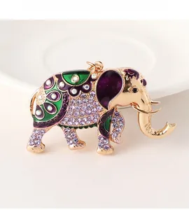 Détail macro du porte-clés éléphant avec strass violets et incrustation en émail
