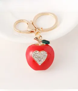 Détail du porte-clés pomme rouge avec strass en cœur et fermoir doré brillant