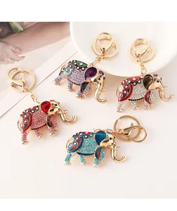 Détail de porte-clés éléphant colorés avec strass brillants et motifs en émail