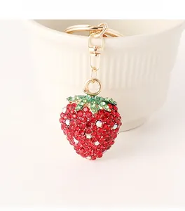 Détail du porte-clés fraise avec strass rouges et fermoir mousqueton doré