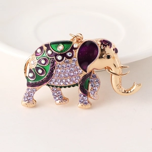 Porte-clés éléphant avec strass violets et détails en émail vert brillant