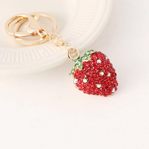 Porte-clés Fraise en Métal pour Femmes Strass Rouge Incrusté Alliage Plaqué Or Fruit Pendentif de Sac Bijoux de Mode