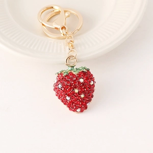 Pendentif fraise rouge étincelante avec cristaux et fermoir doré pour sacs à main
