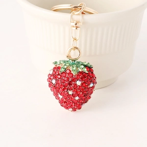 Porte-clés fraise étincelant avec strass rouges et feuilles vertes sur chaîne dorée