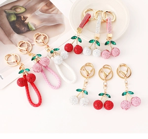 Détails de porte-clés cerises en strass scintillants avec anneaux dorés et lanières colorées
