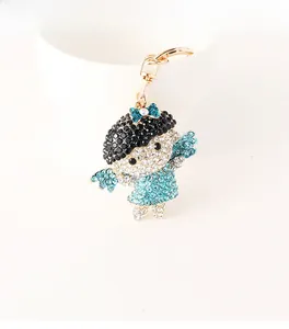 Détail d'un porte-clés ange mignon avec strass bleus et noirs et anneau doré brillant