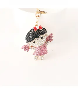 Détail d'un porte-clés ange mignon avec des strass roses brillants et ailes dorées