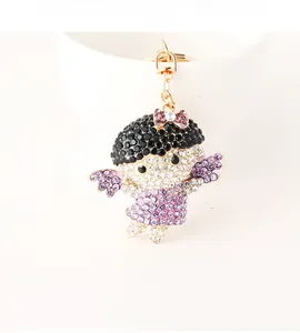 Détail du porte-clés ange mignon orné de strass colorés et d'un crochet doré