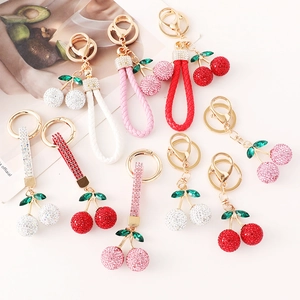 Porte-clés cerise créatif en strass 3D avec corde en cuir et alliage doré