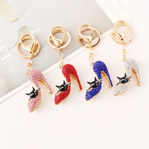Set de llaveros de tacones altos con diamantes de imitación y detalle de gato de dibujos