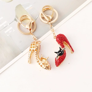 Llaveros elegantes de tacones altos con diamantes de imitación y diseño dorado hueco