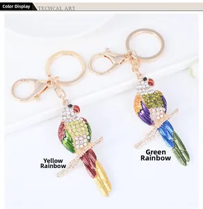 Détails des porte-clés perroquet en émail avec strass brillants et finition dorée élégante