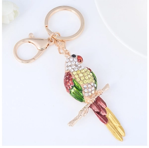 Détail d'un porte-clés perroquet avec cristaux multicolores et fermoir mousqueton