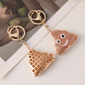Paire de porte-clés emoji crotte dorés avec strass champagne et fermoir homard