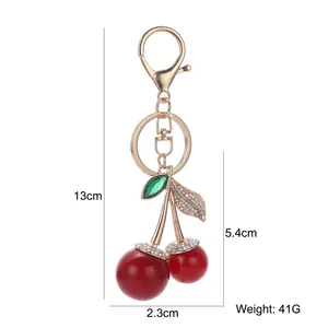 Porte-clés cerise rouge avec feuilles en zircon et dimensions incluant 13cm de longueur