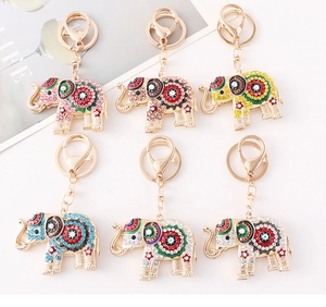Lot de six porte-clés éléphants avec strass colorés et détails en alliage doré chic