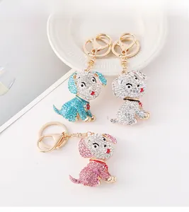 Detailansicht bunter Hunde-Schlüsselanhänger mit Strass in Blau, Rosa und Weiß