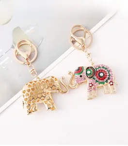 Détail de porte-clés éléphant avec découpes en cœur et strass colorés sur métal doré
