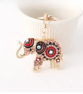 Détail du porte-clés éléphant avec strass champagne sur une tasse en céramique