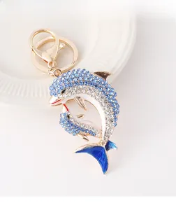 Détail du porte-clés dauphin avec strass bleus et finition en alliage doré