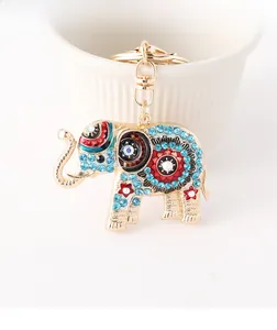 Détail du porte-clés éléphant avec strass bleus et fermoir mousqueton doré brillant
