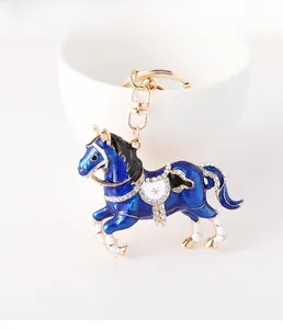 Détail d'un porte-clés cheval en émail bleu avec strass et fermoir doré brillant